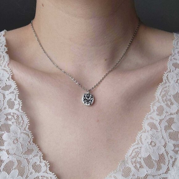 Gothic Versailles iridescent pearl necklace with a small silver chain - Picture 3 of 8